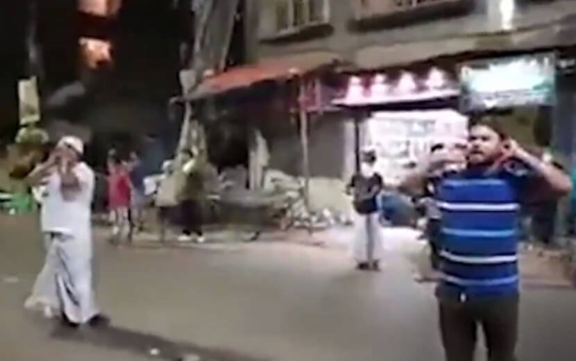 HİNDİSTAN’DA CAMİLERİN SESİ KISILINCA, MÜSLÜMANLAR SOKAKTA EZAN OKUDU